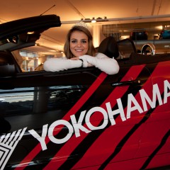 Miss Yokohama Deborah Vanzin fährt auf Peugeot ab